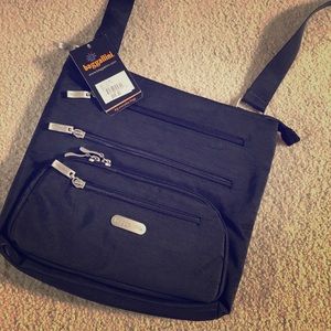 *Never been used Baggallini black purse